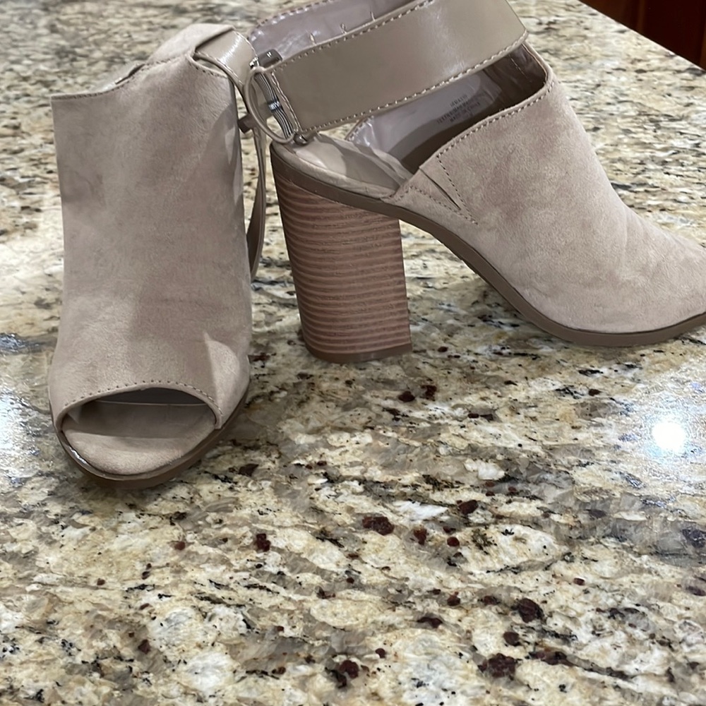 Excellent Condition Sandals